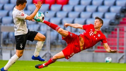  莱万破门追平德甲单赛季进球新纪录  