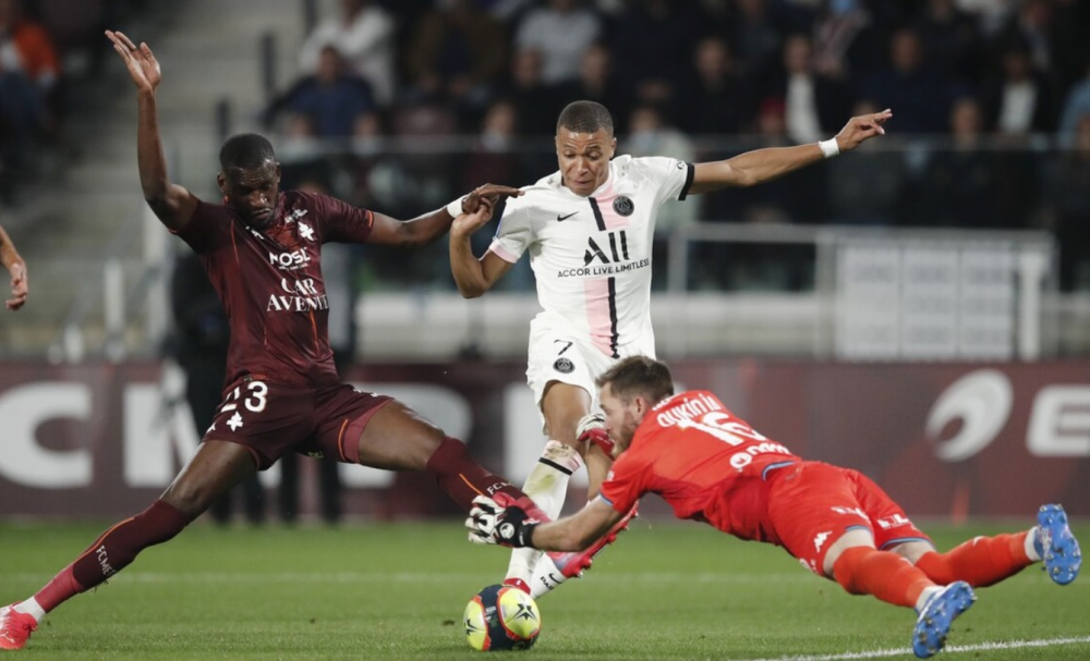  法甲揭幕战爆冷门，洛里昂绝杀巴黎圣日耳曼  